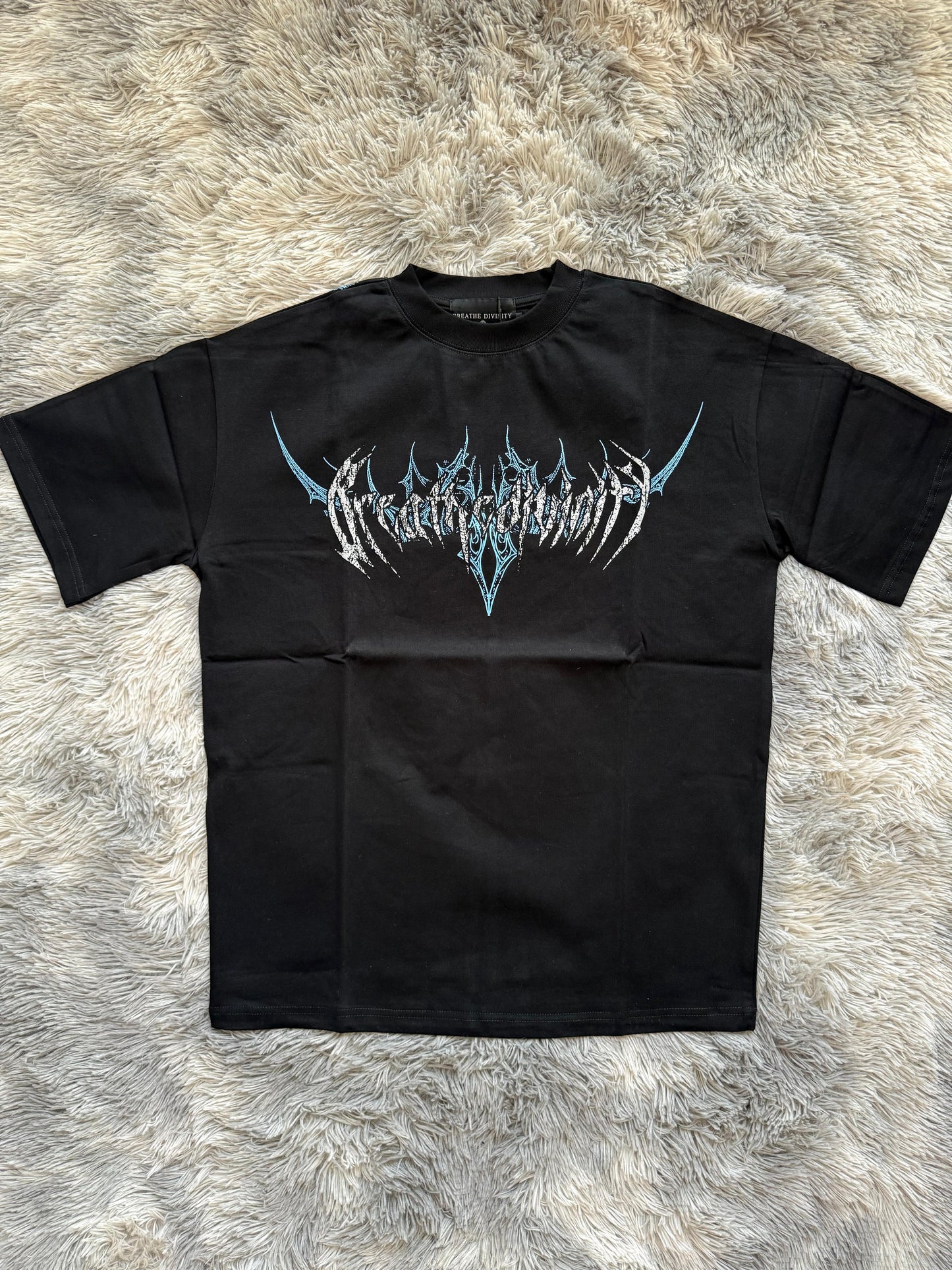 BREATHEDIVINITY Oversize Tee — Modelo 03