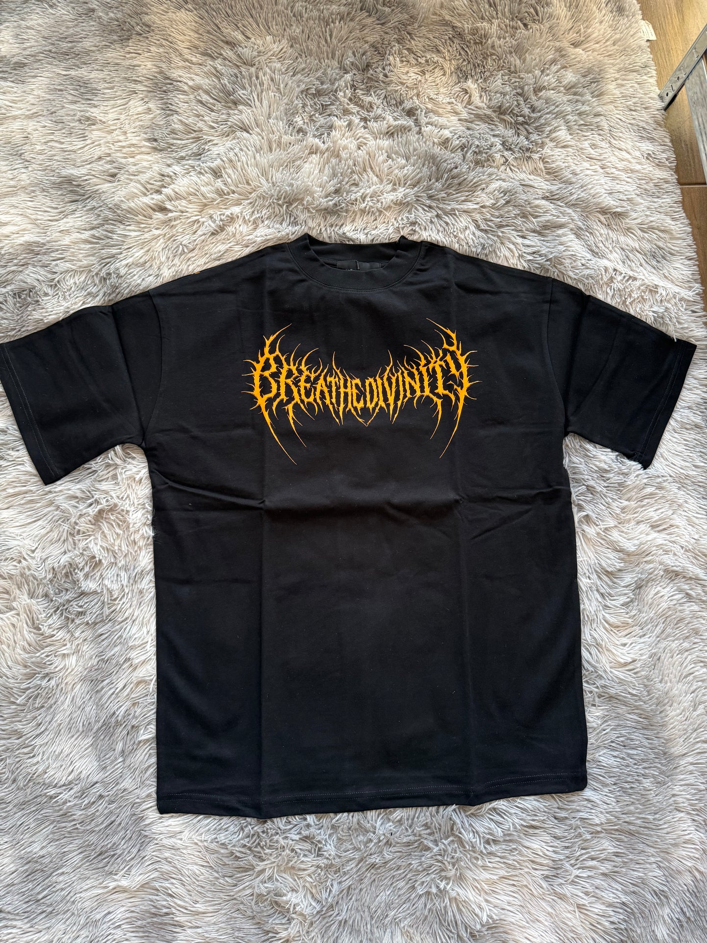 BREATHEDIVINITY Oversize Tee — Modelo 15