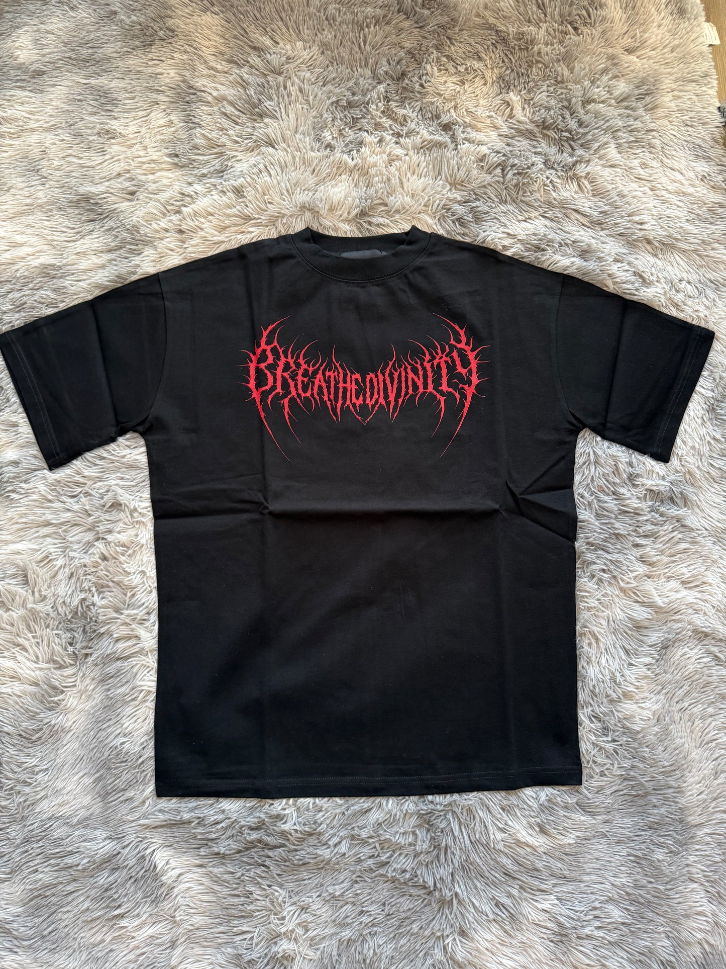 BREATHEDIVINITY Oversize Tee — Modelo 16