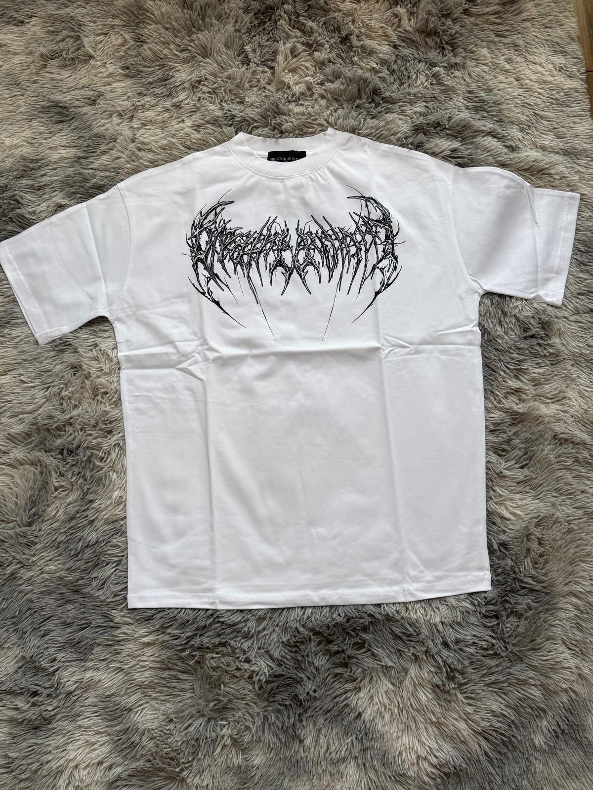 BREATHEDIVINITY Oversize Tee — Modelo 06